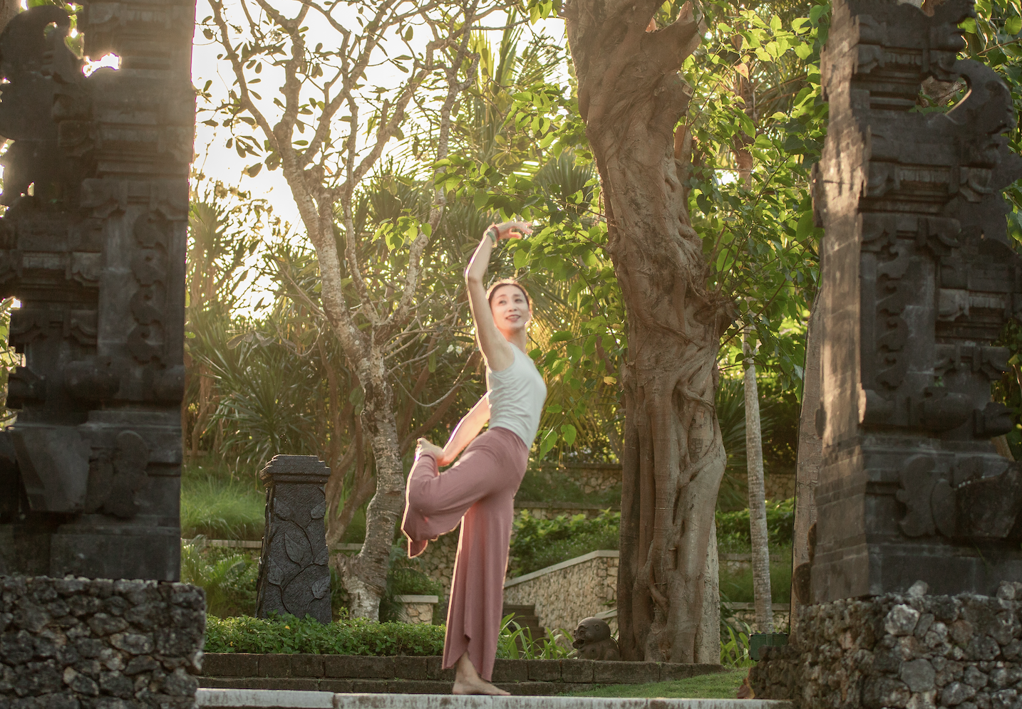 大塩理栄のヨガポーズ